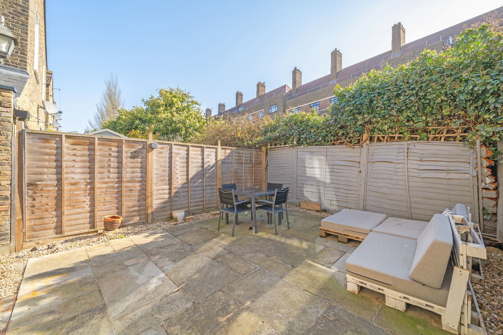 Flat for sale in London, Honeybrook Road, Clapham South, SW12, 742 m²