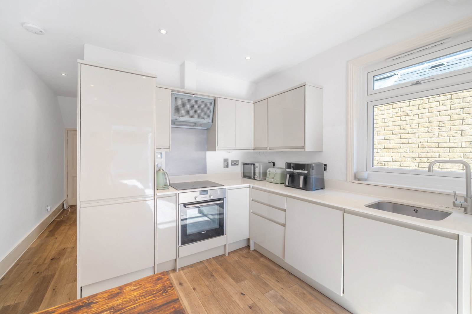 Flat for sale in London, Honeybrook Road, Clapham South, SW12, 742 m²