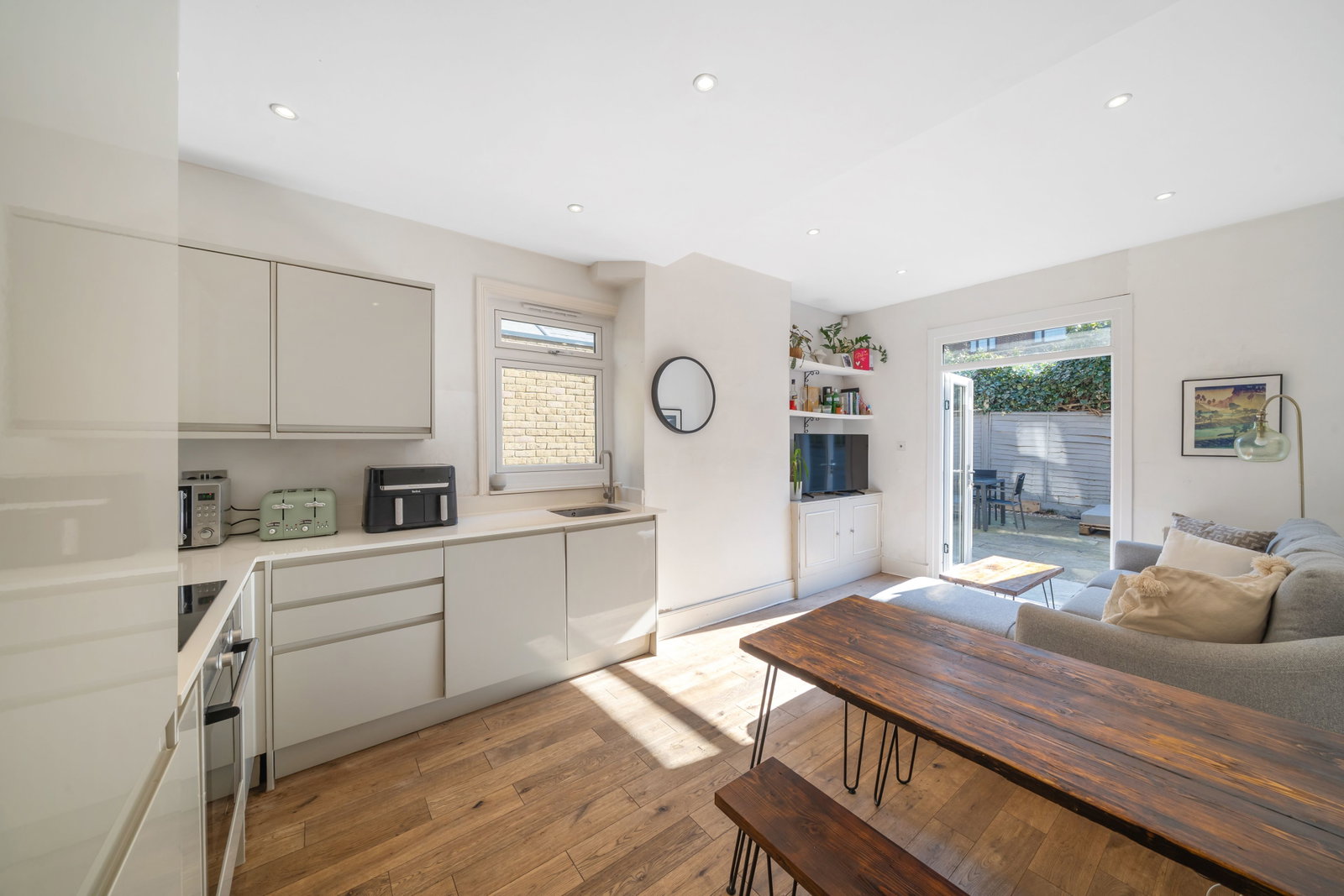Flat for sale in London, Honeybrook Road, Clapham South, SW12, 742 m²