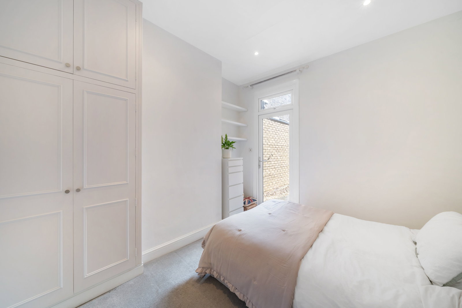 Flat for sale in London, Honeybrook Road, Clapham South, SW12, 742 m²