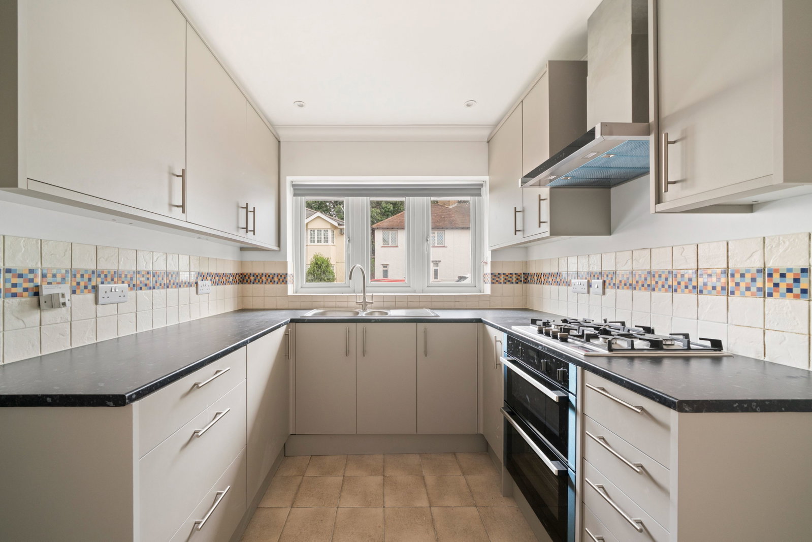 Detached House in Walton-on-thames