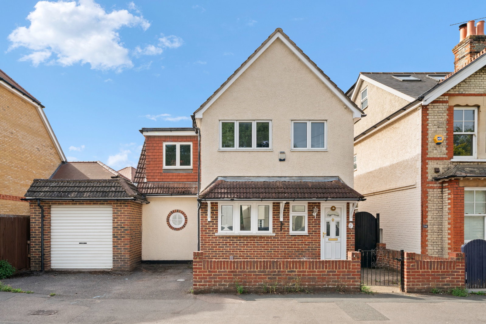 Detached House in Walton-on-thames