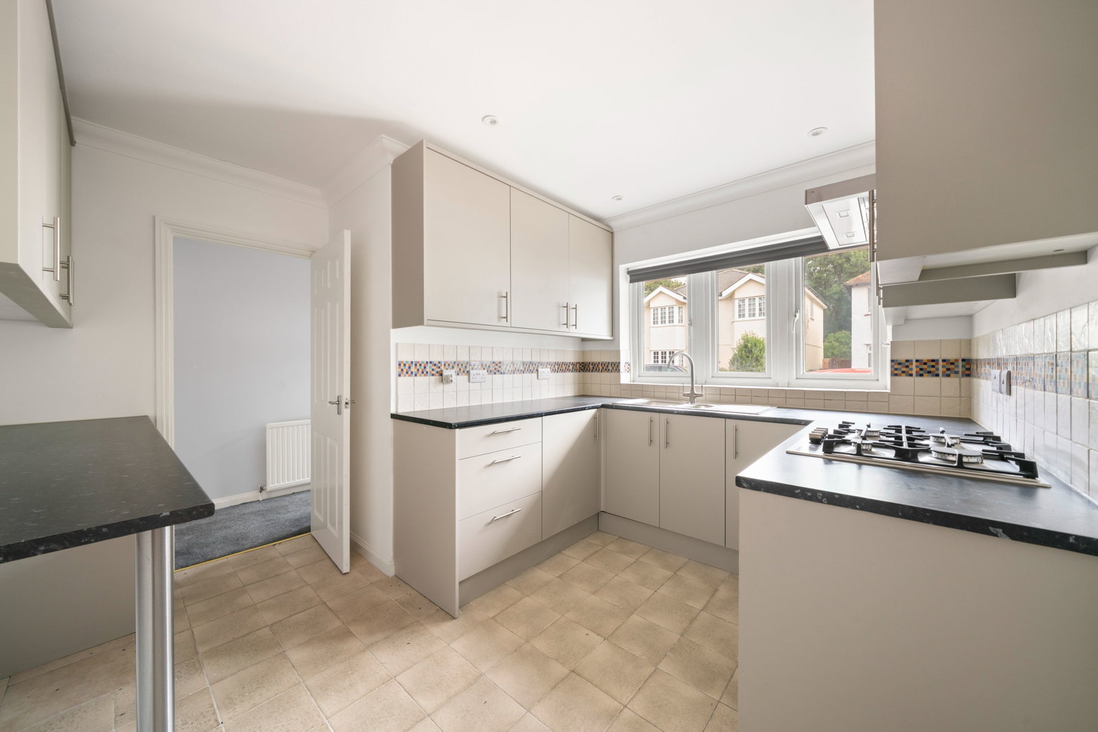 Detached House in Walton-on-thames