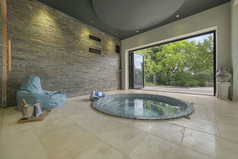 Detached House for sale in Purley, Webb Estate, Purley, Surrey, 9000 m²