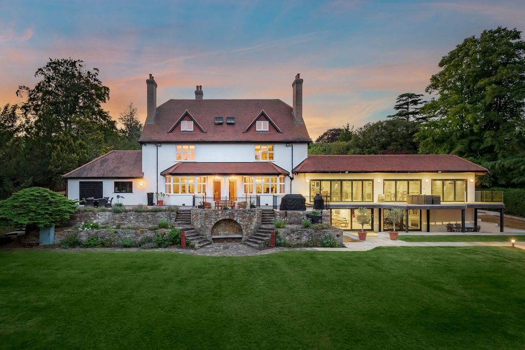Detached House for sale in Purley, Webb Estate, Purley, Surrey, 9000 m²