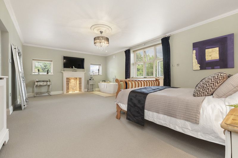 Detached House for sale in Purley, Webb Estate, Purley, Surrey, 9000 m²