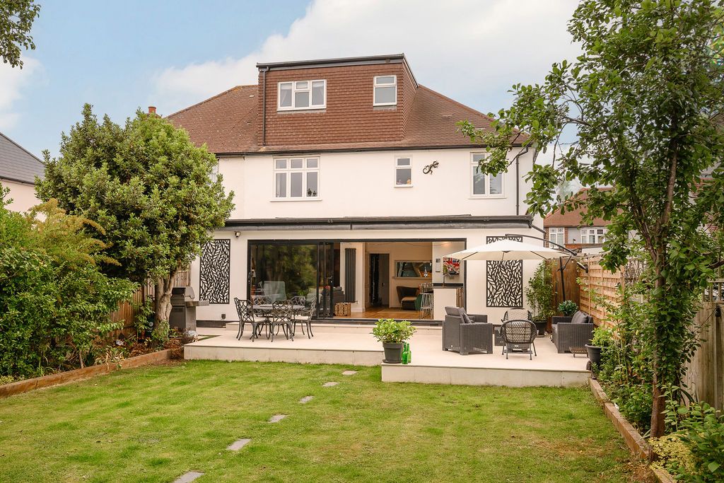 Semi Detached House in New Malden