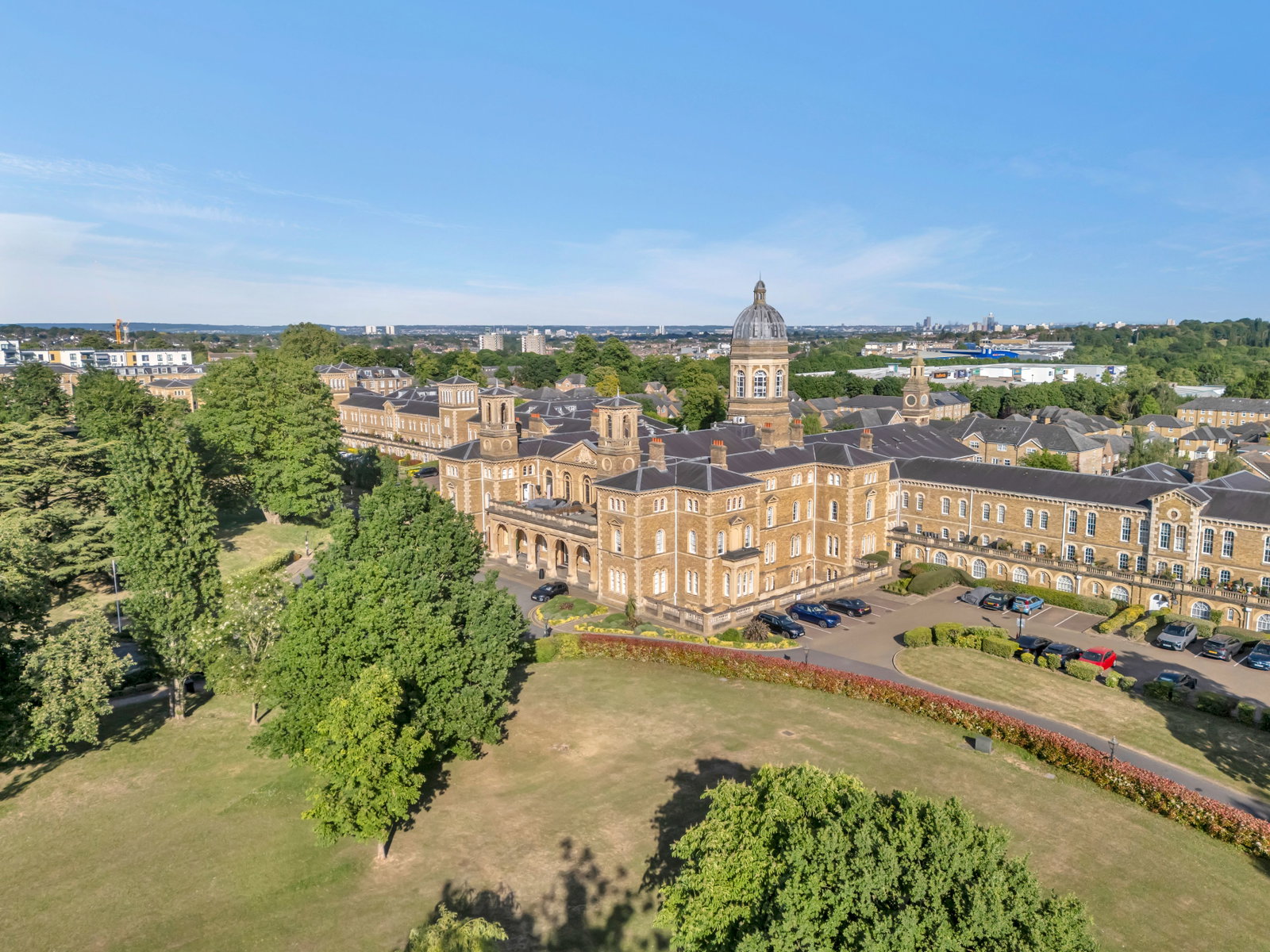 Studio for sale in London, Princess Park Manor, New Southgate N11, 224 m²