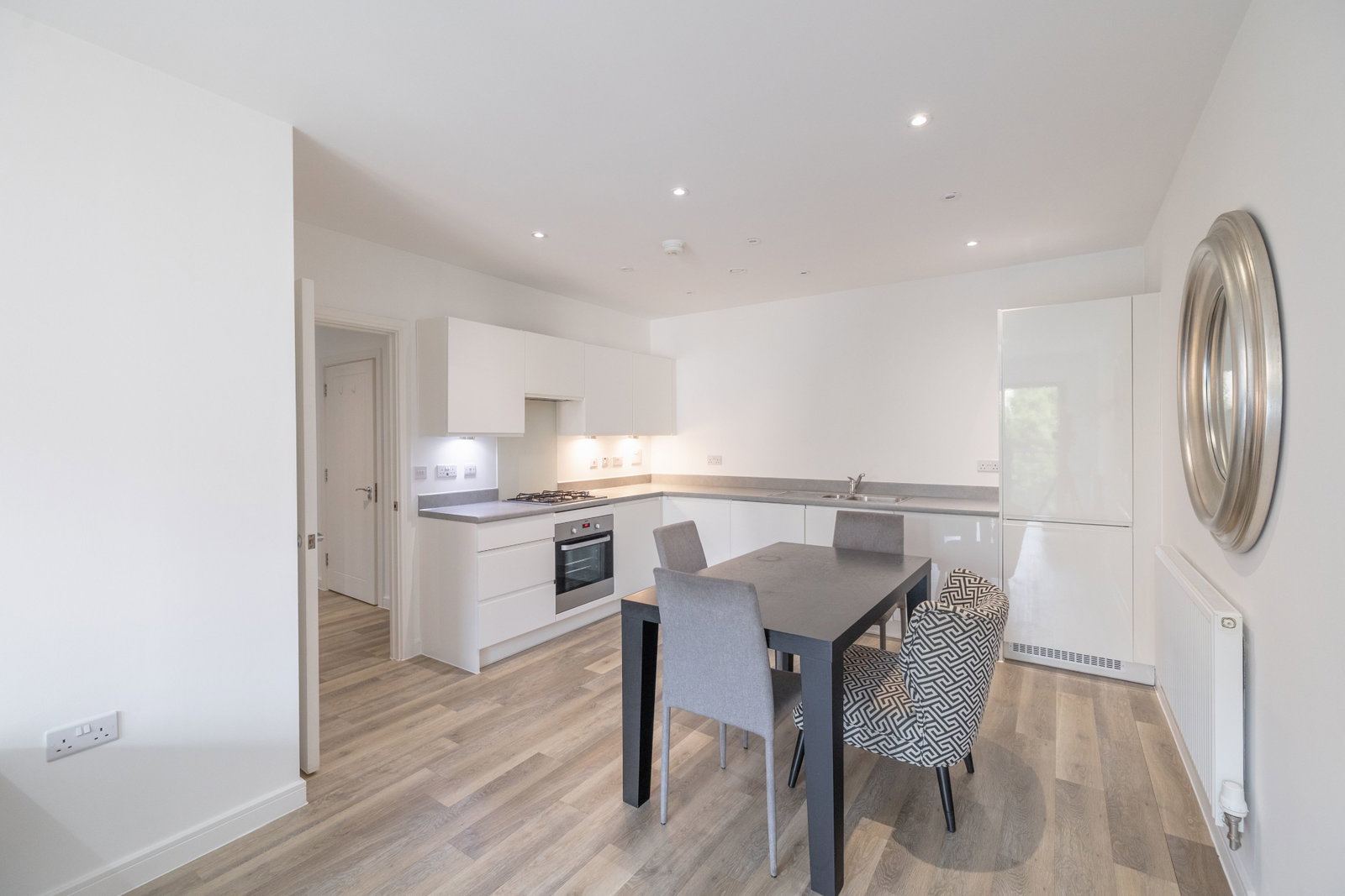 Apartment for sale in Guildford, Walnut Tree Close, Guildford, GU1, 756 m²