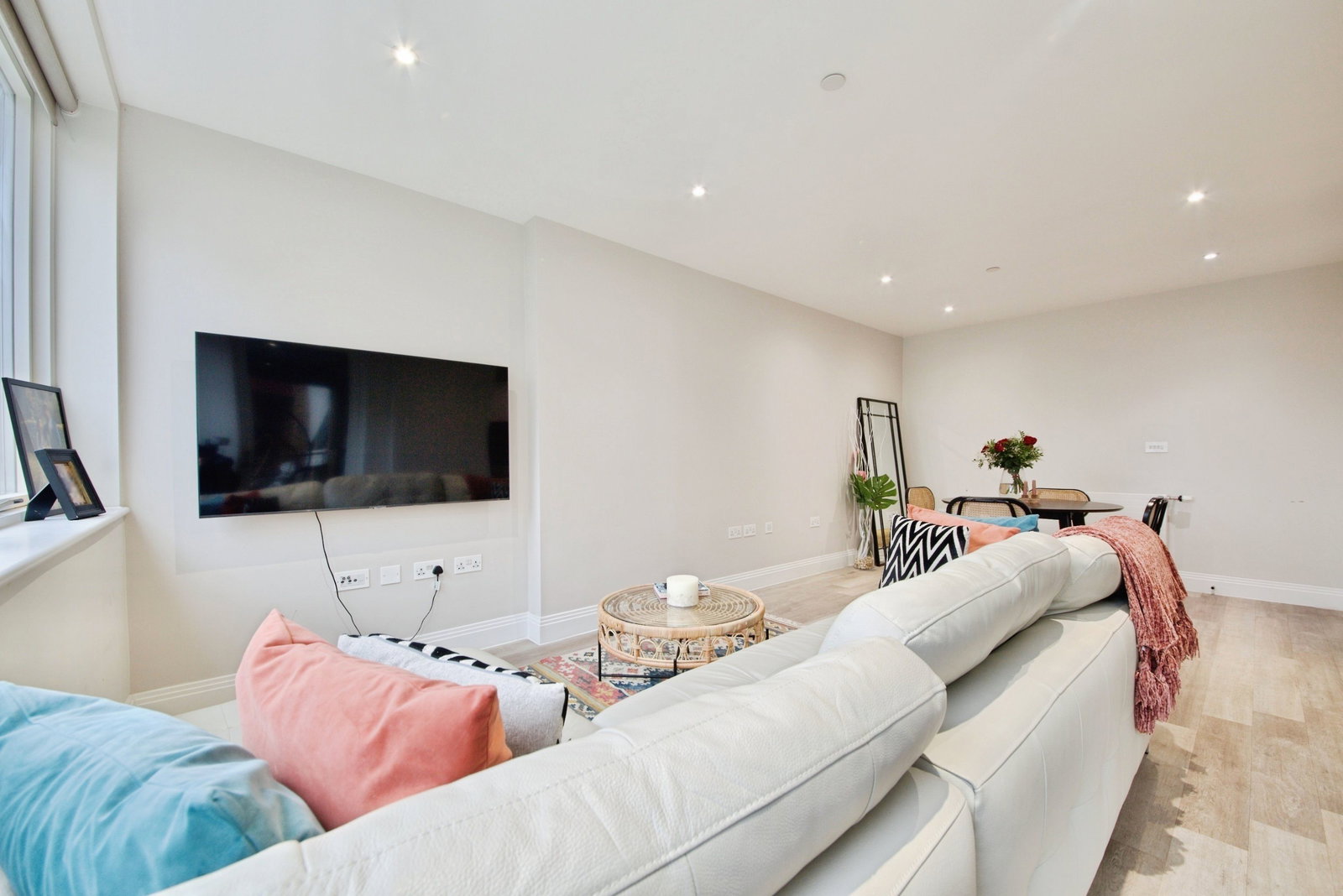Flat for sale in London, Montmorency Gardens, London, N11, 568 m²