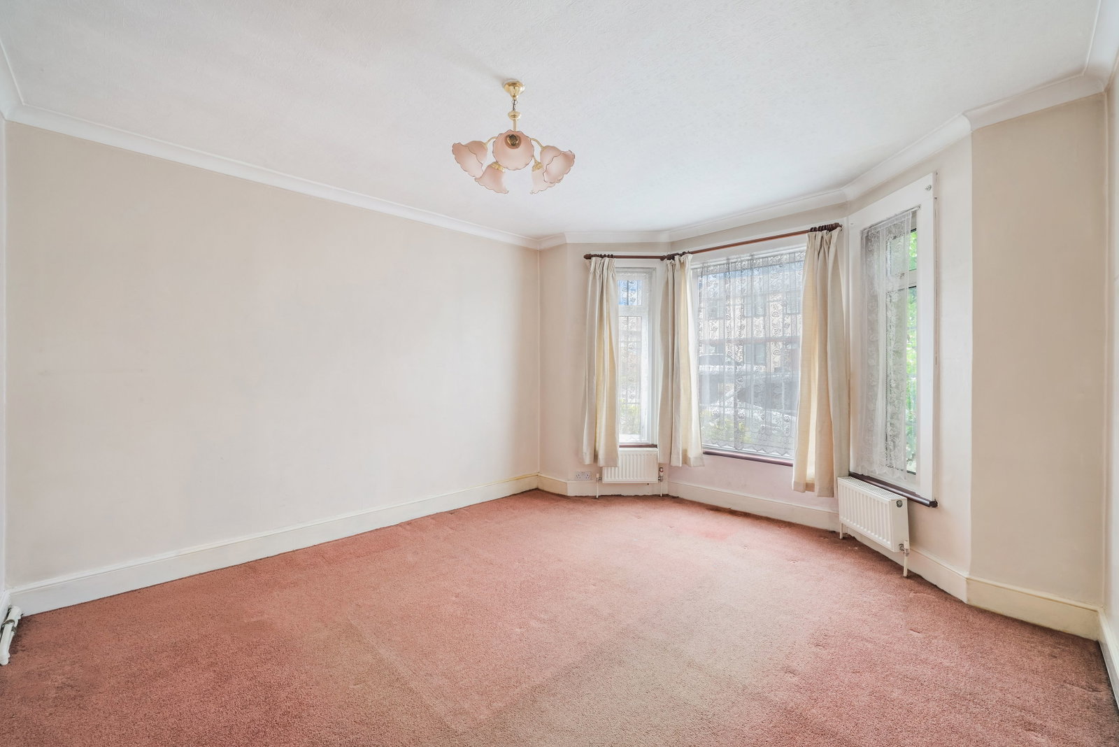 Semi Detached House for sale in Epsom, Hook Road, Epsom, KT19 8TR