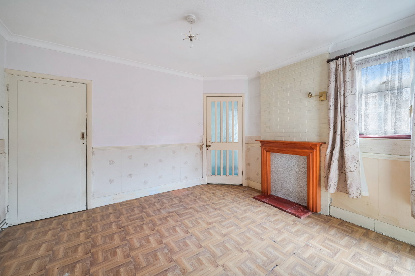 Semi Detached House for sale in Epsom, Hook Road, Epsom, KT19 8TR
