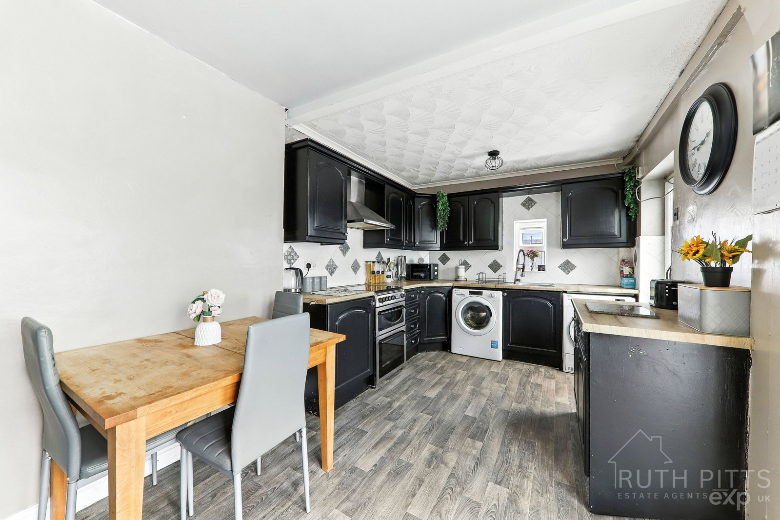 Semi Detached House for sale in Pontefract, Burntwood Crescent, South Kirkby, WF9