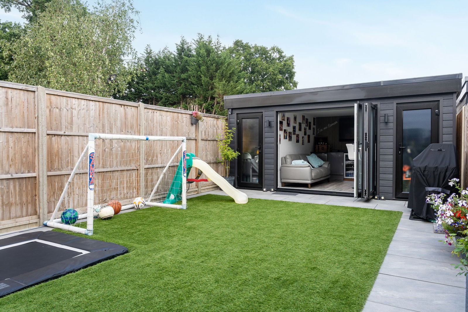 Semi Detached House in Horley