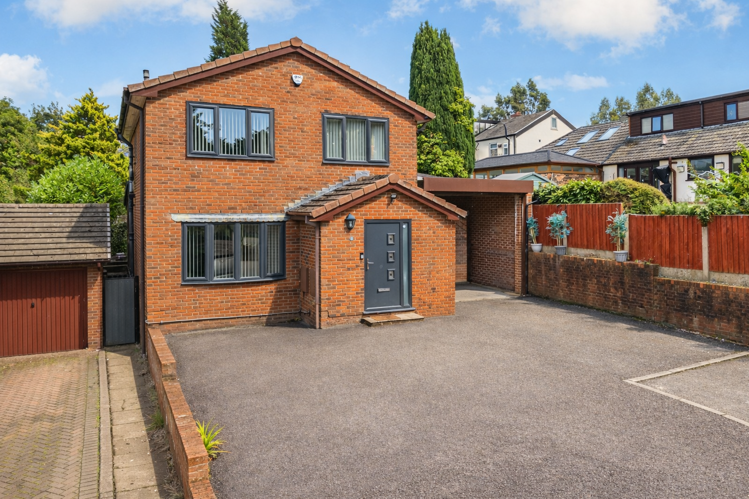 Detached House in Ashton-under-lyne
