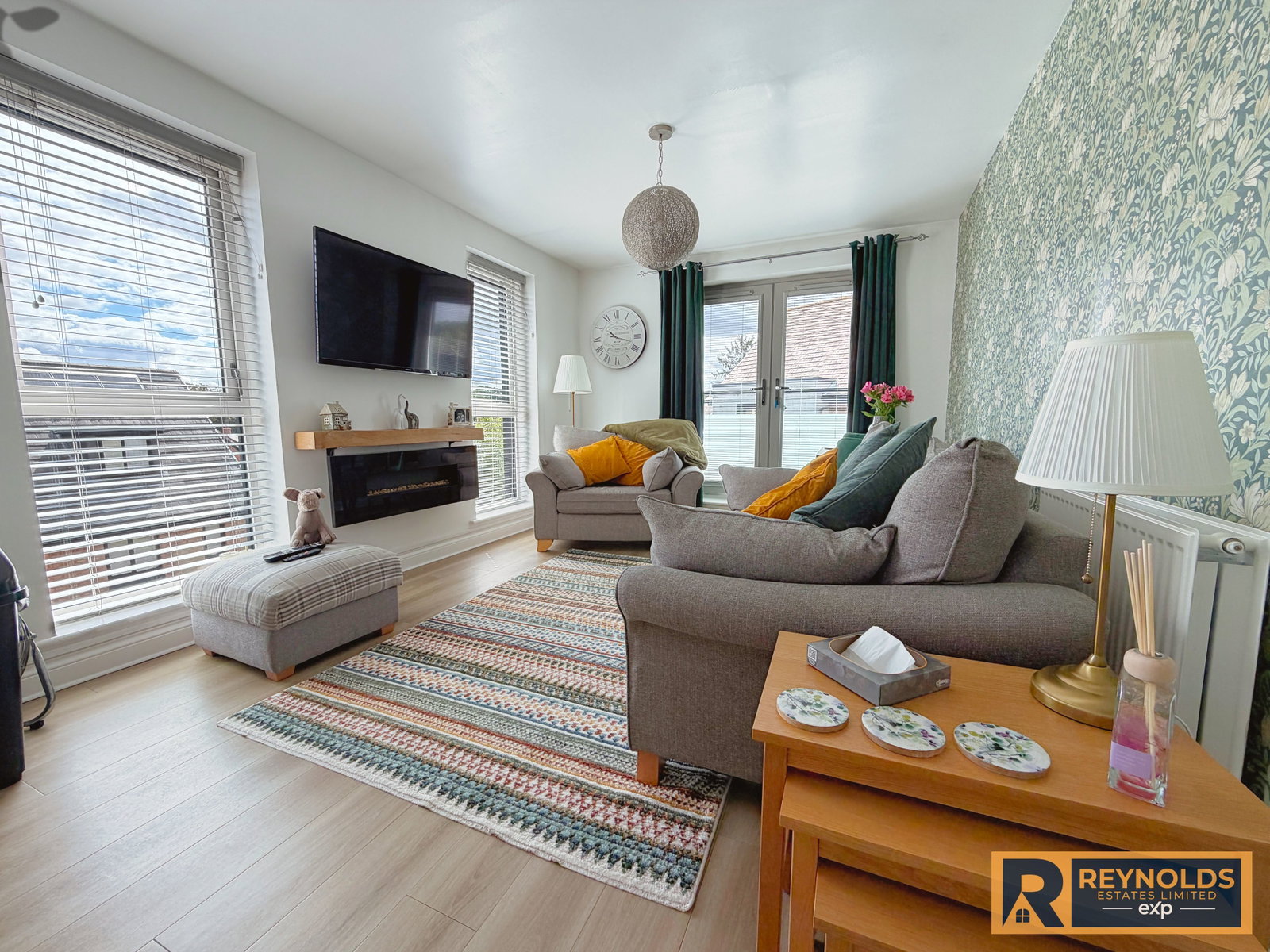 Apartment for sale in West Malling, Top Floor Apartment In Charlotte Way, Leybourne Chase, West Malling, Kent, ME19 5FA, 764 m²