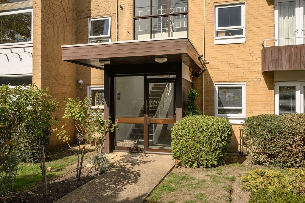 Flat for sale in London, The Grange, Wimbledon Village, SW19, 878 m²