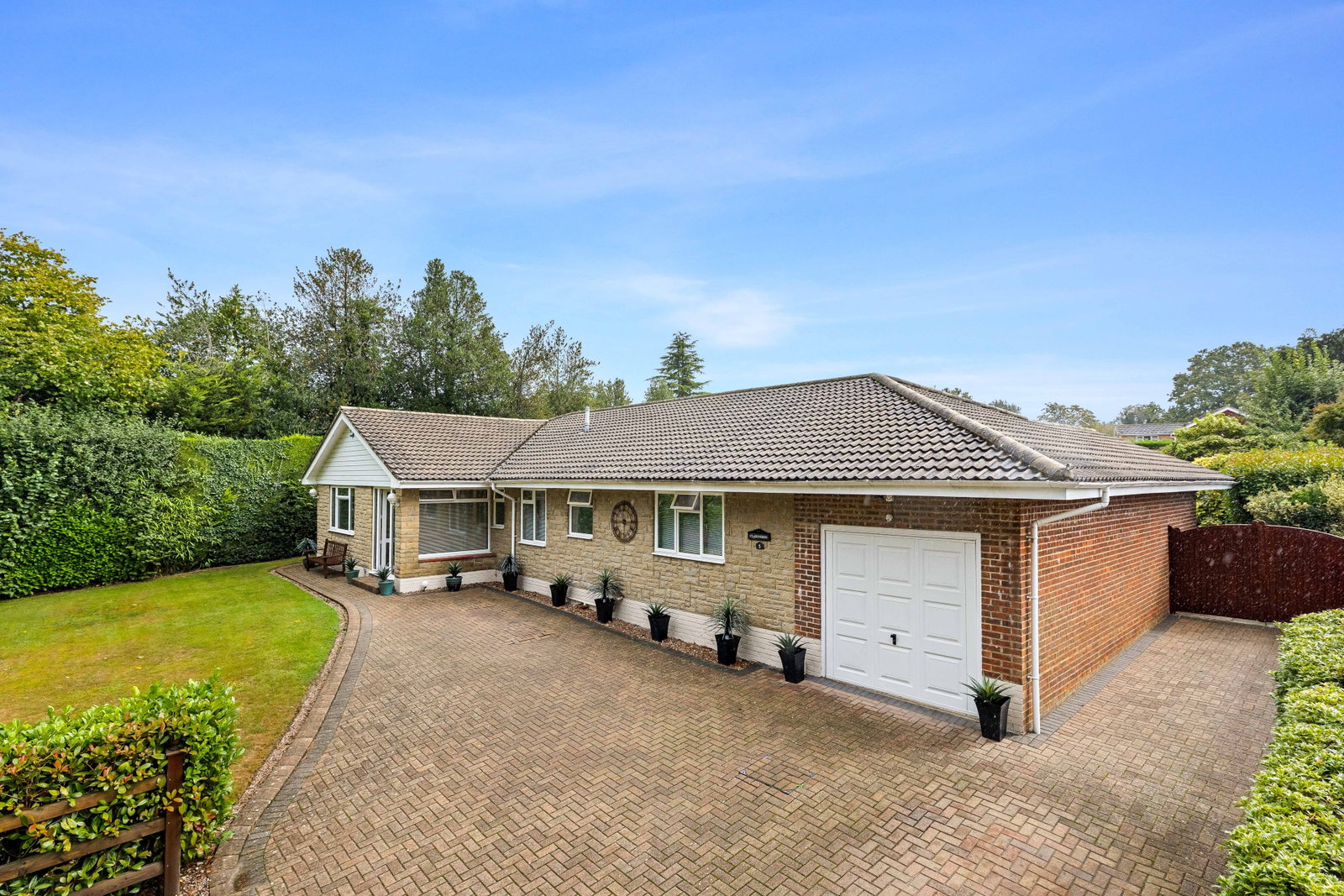 Bungalow for sale in Lingfield, Claridge Gardens, Dormansland