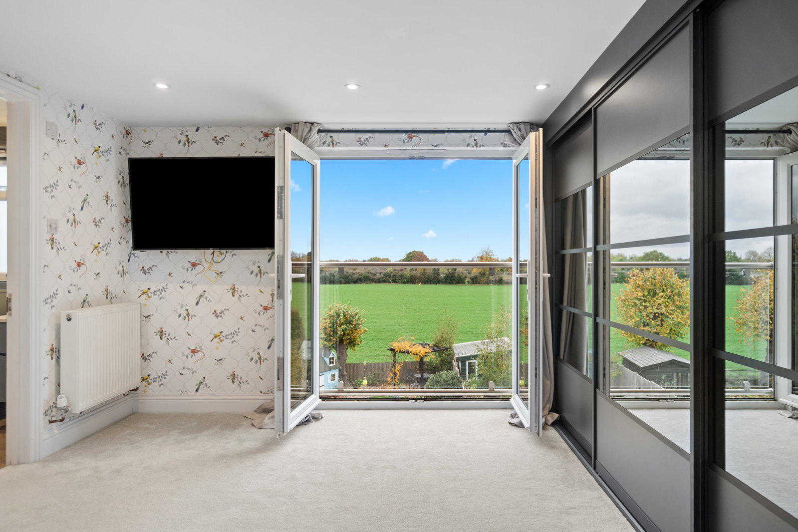 Semi Detached House in Sunbury-on-thames