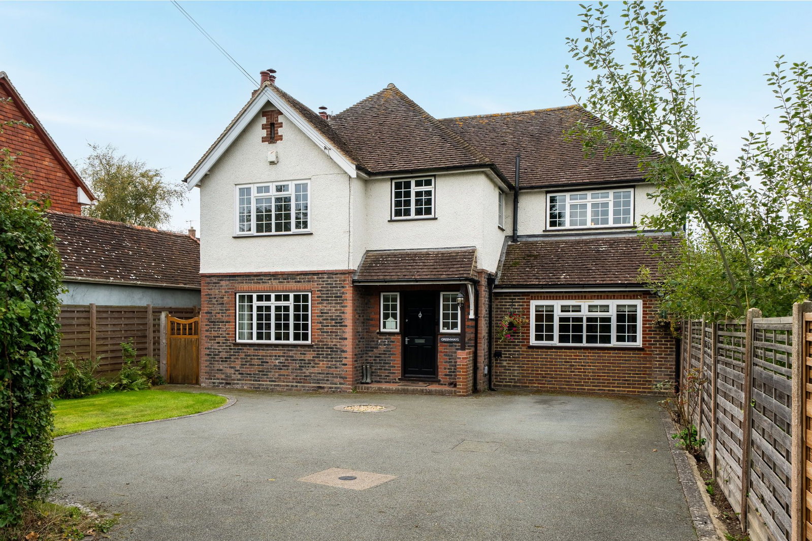 Detached House in Lingfield