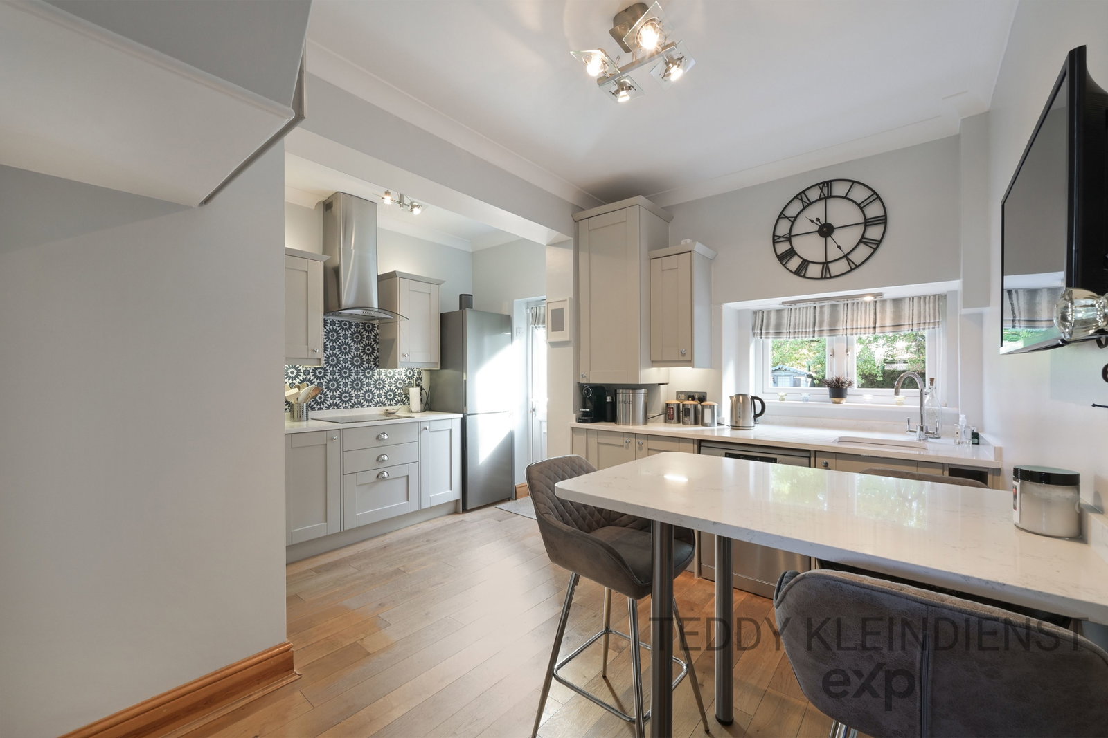 Semi Detached House for sale in Worcester Park, Burnham Drive, Worcester Park, KT4 8SE