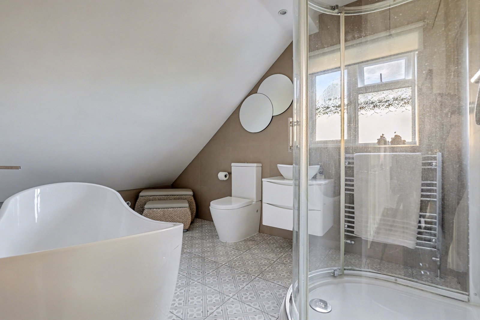 Detached House for sale in Chatham, The Ridgeway, Chatham, ME4 6PB, 2543 m²