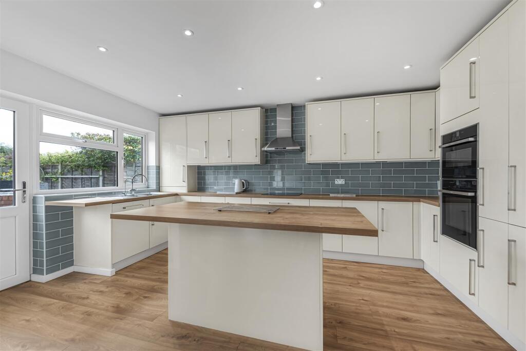 Detached House for sale in Sevenoaks, Rushetts Road, West Kingsdown, Sevenoaks, Kent, TN15, 2391 m²