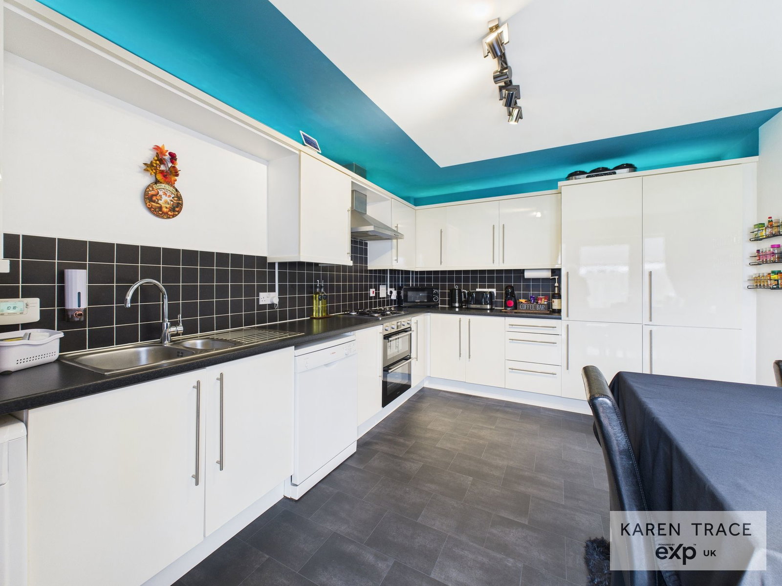 Semi Detached House in Par