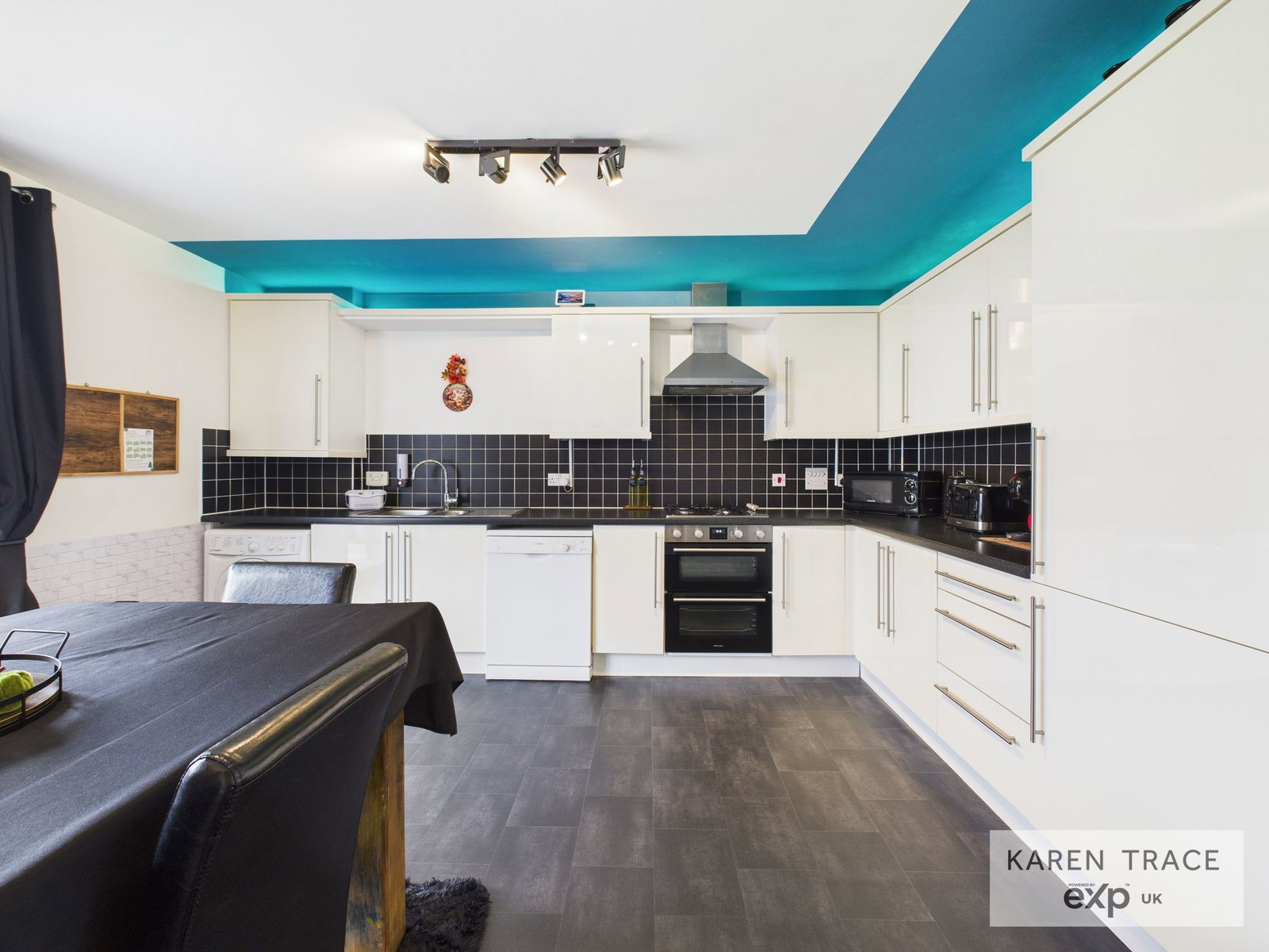 Semi Detached House in Par