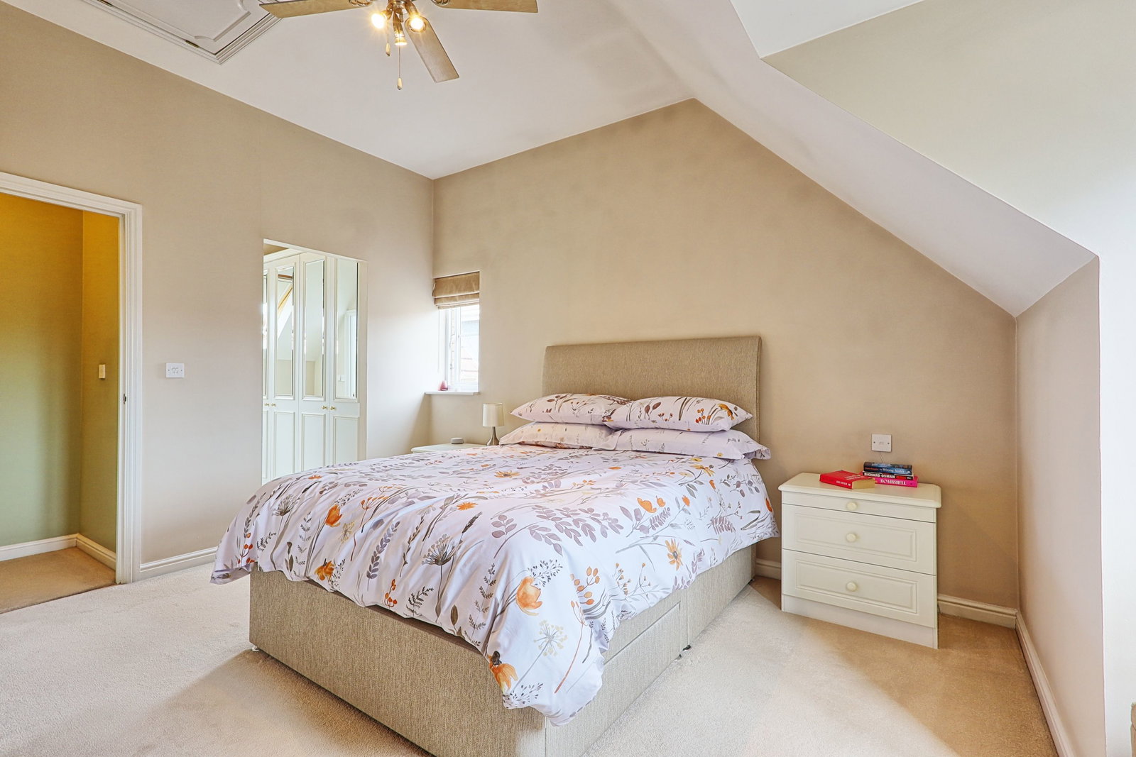 Town House for sale in Grays, Chichester Close, Chafford Hundred, Grays, RM16, 1191 m²