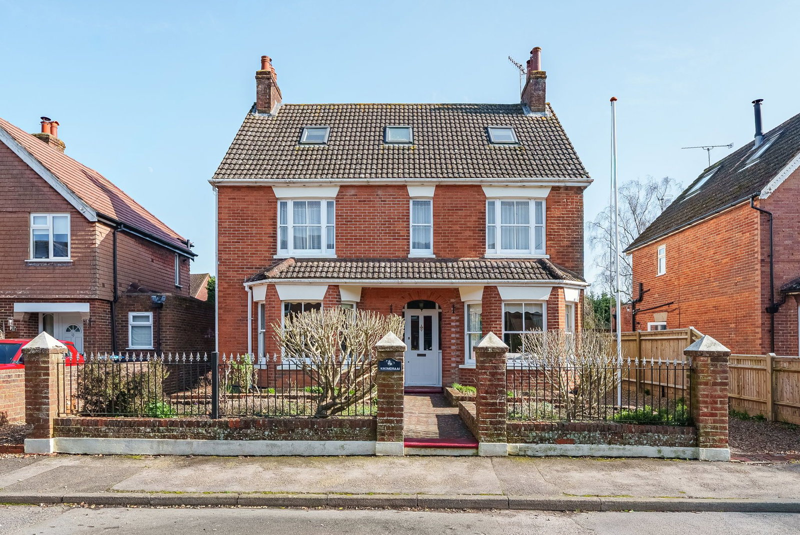 Detached House in Lingfield