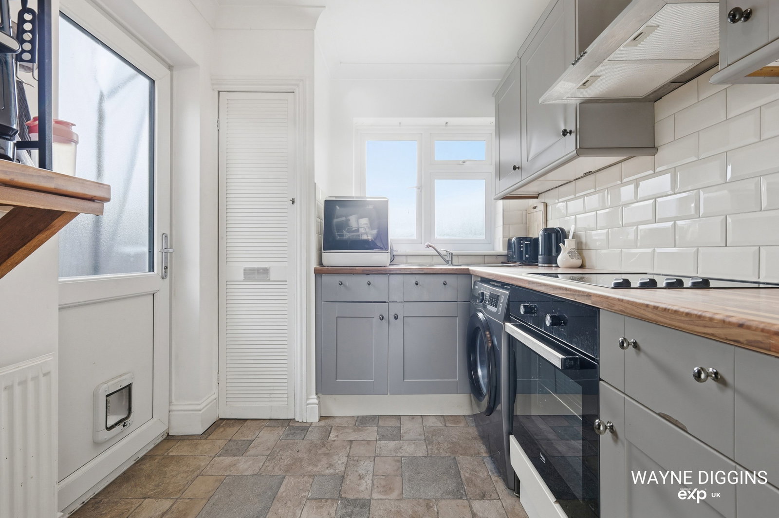 Semi Detached Bungalow for sale in Canvey Island, Dollant Avenue, Canvey Island, SS8 9EJ