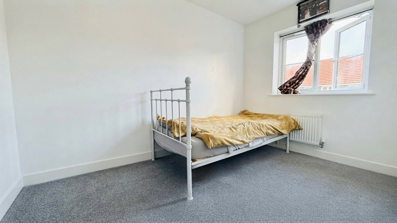 Semi Detached House for sale in Sittingbourne, Makin Drive, Sittingbourne, ME10 3FJ