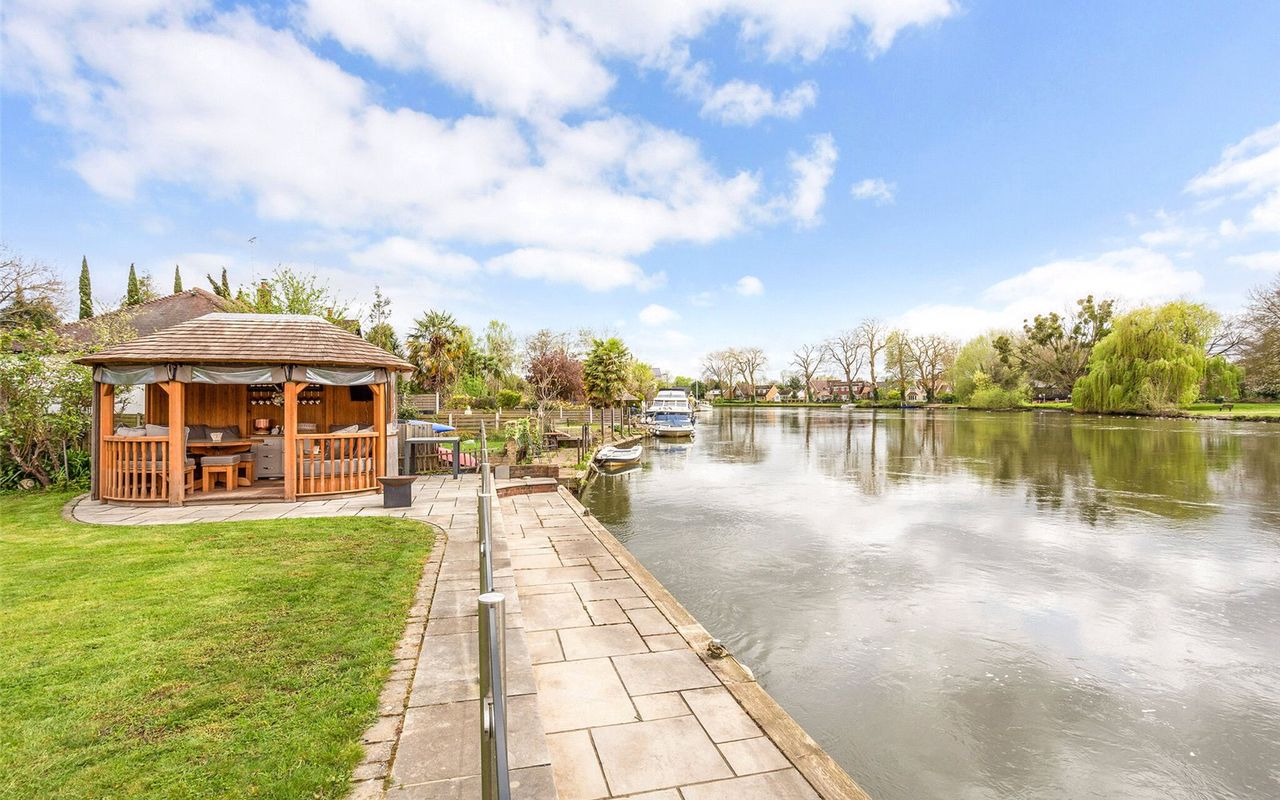 Detached House in Staines-upon-thames