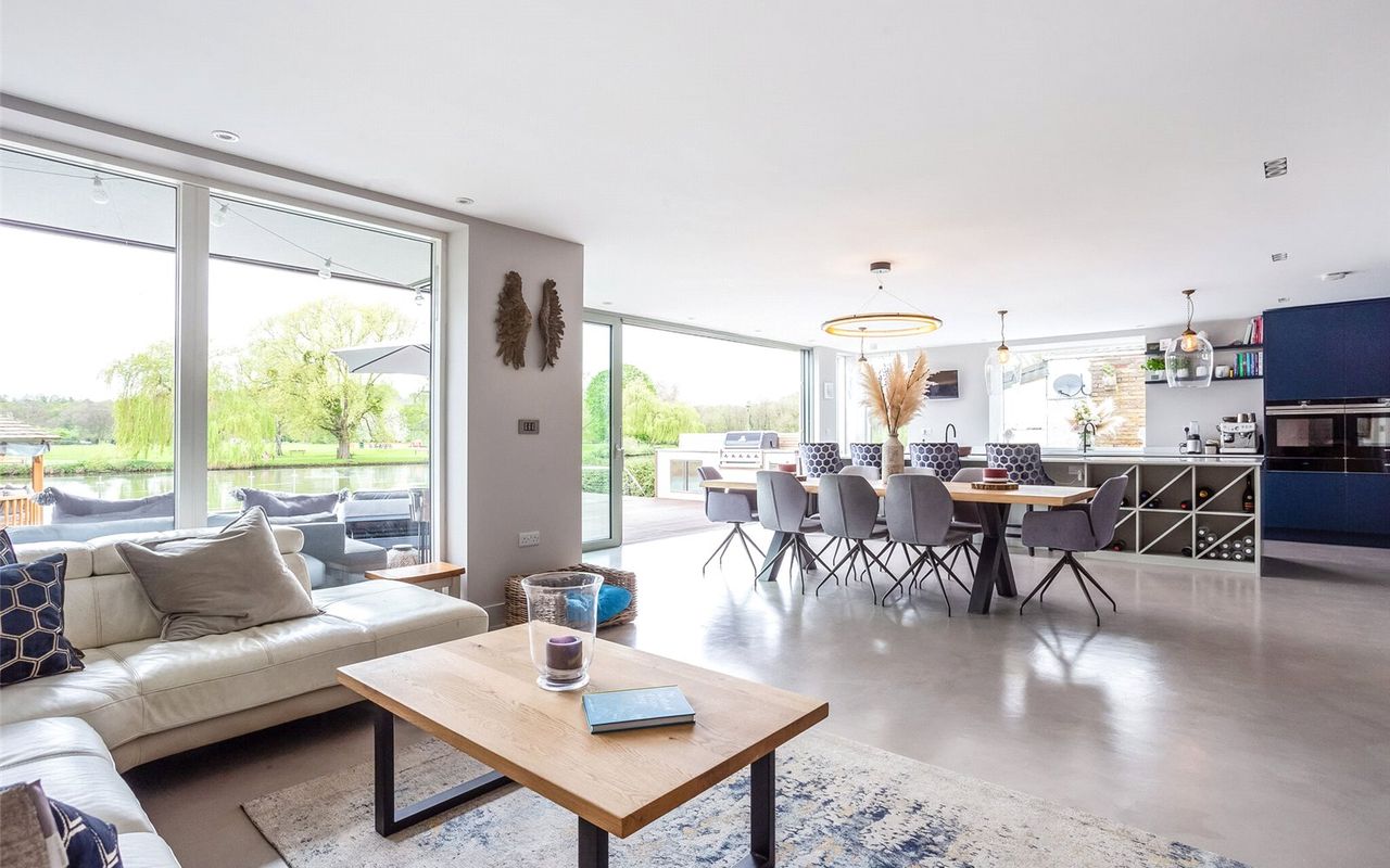 Detached House in Staines-upon-thames
