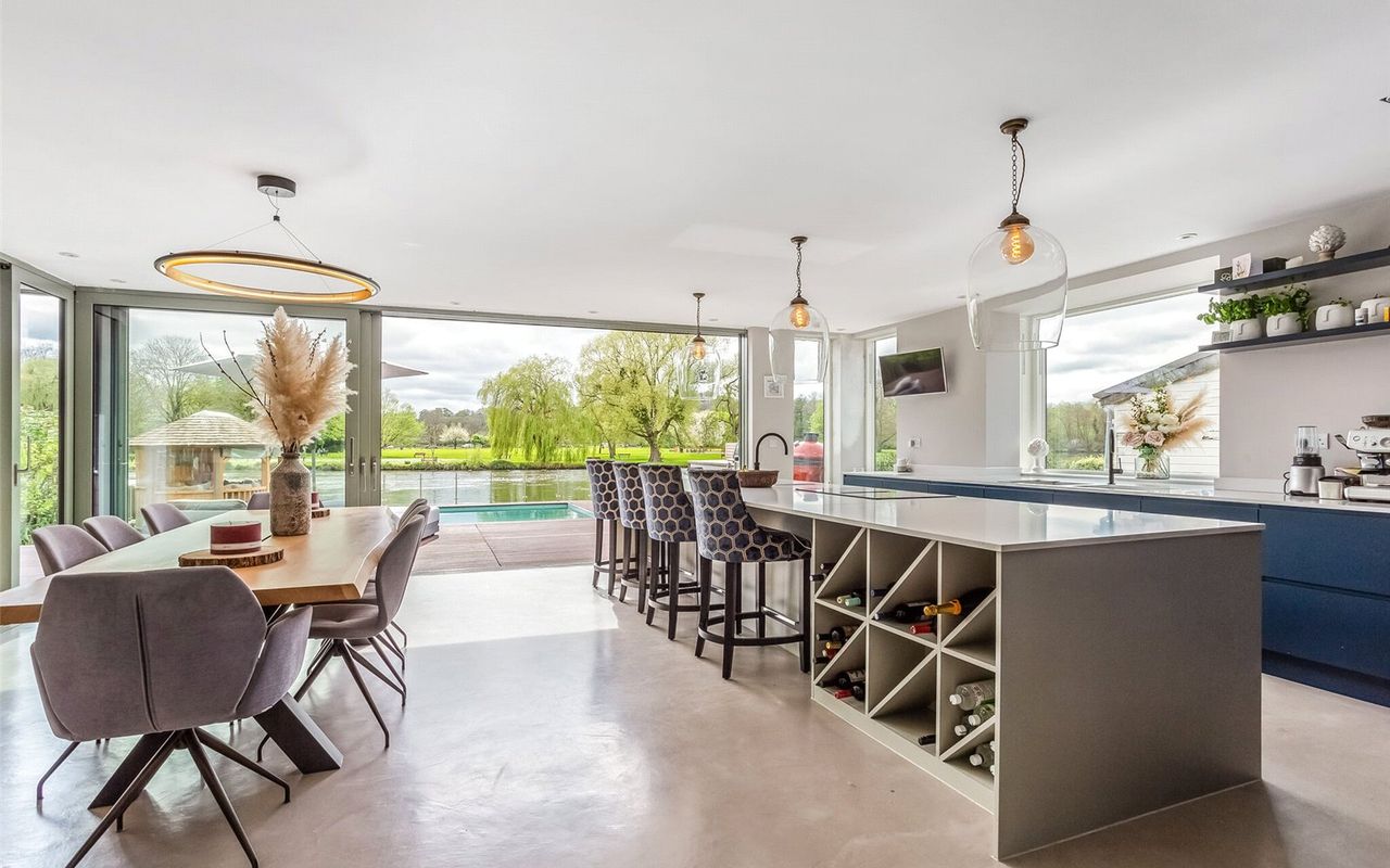 Detached House in Staines-upon-thames