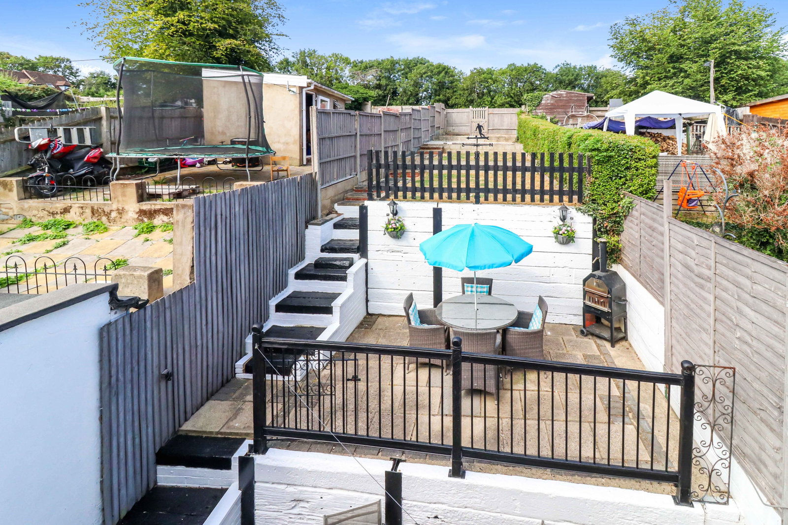 Terraced House for sale in Chesham, Lynton Road, Chesham, Buckinghamshire, HP5 2BS