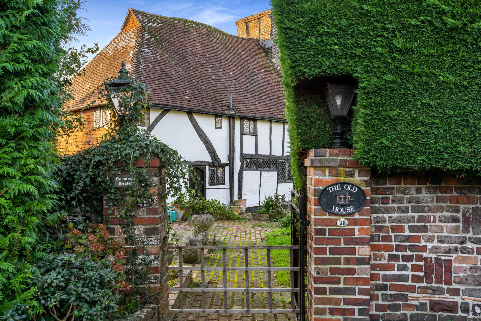 Detached House in Lingfield