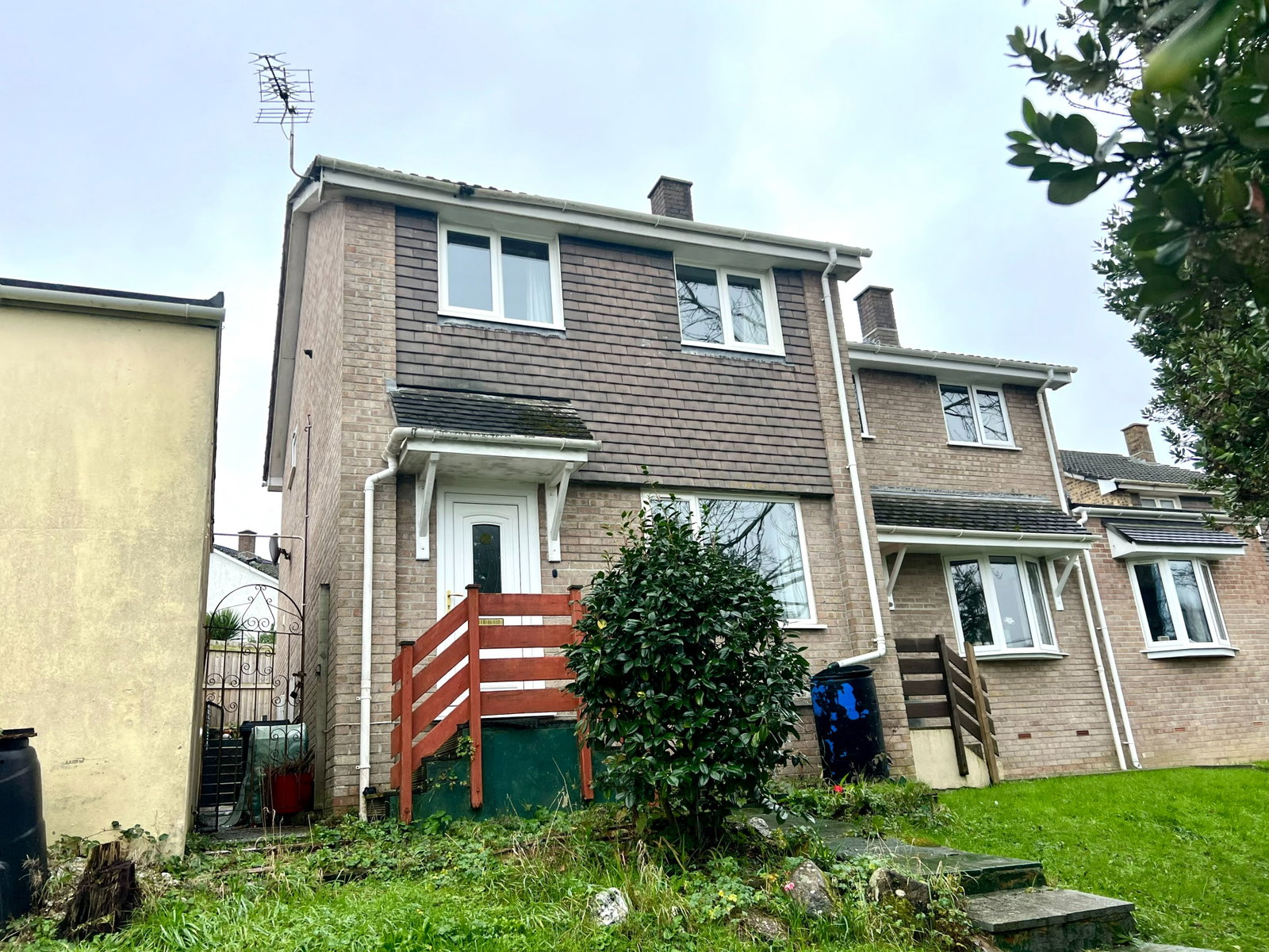 Semi Detached House in Par