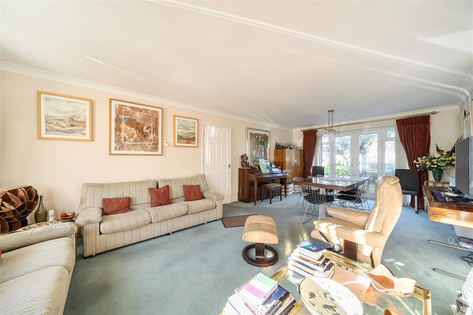 Detached House in Bushey