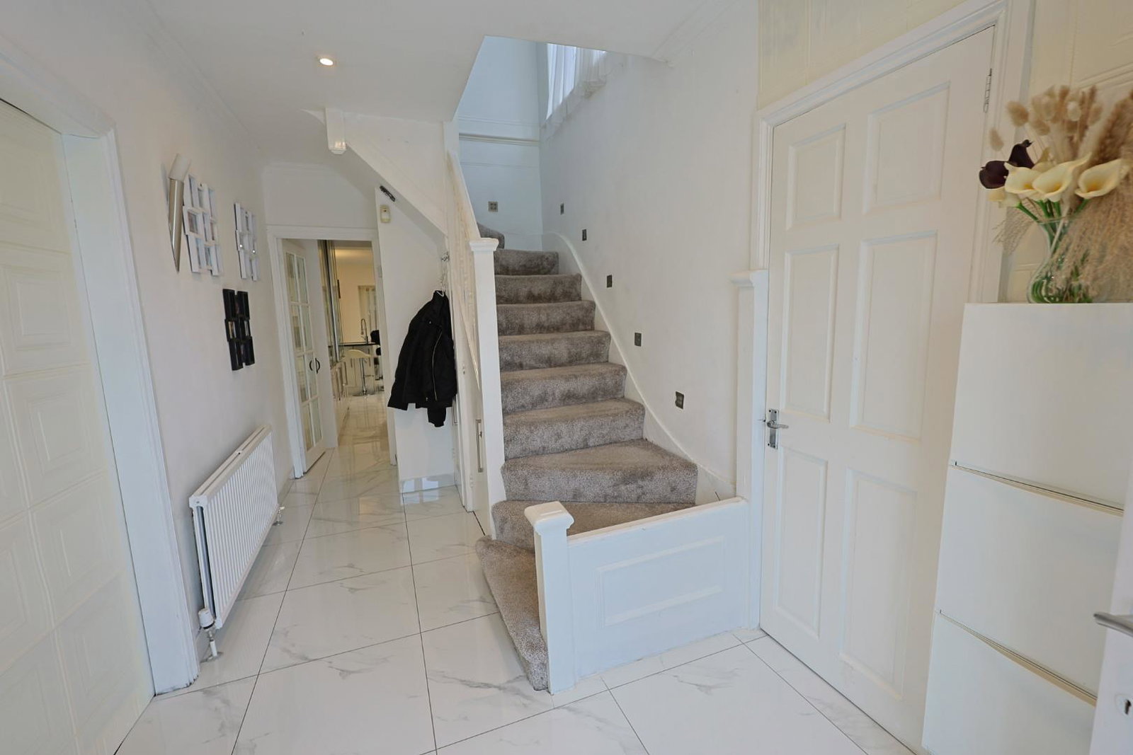 Detached House for sale in Edgware, Kings Drive, Edgware