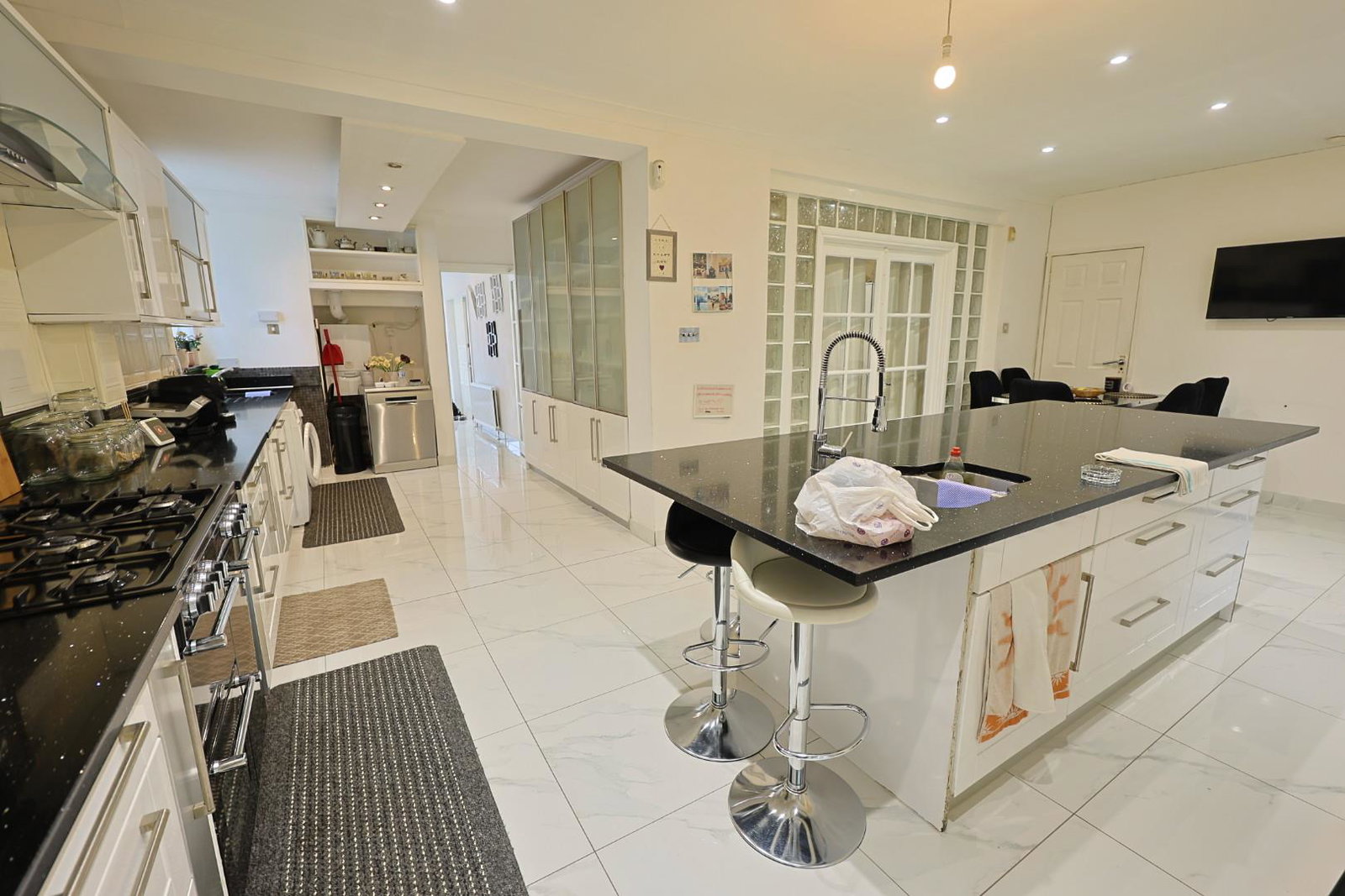 Detached House for sale in Edgware, Kings Drive, Edgware