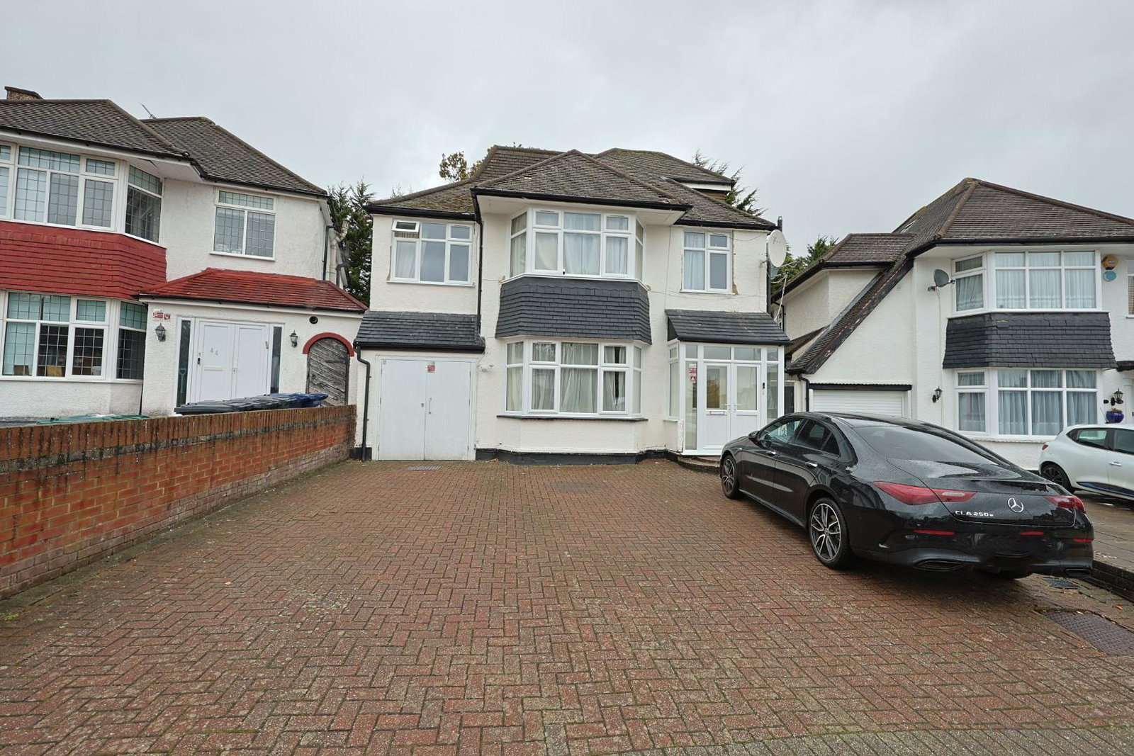 Detached House for sale in Edgware, Kings Drive, Edgware