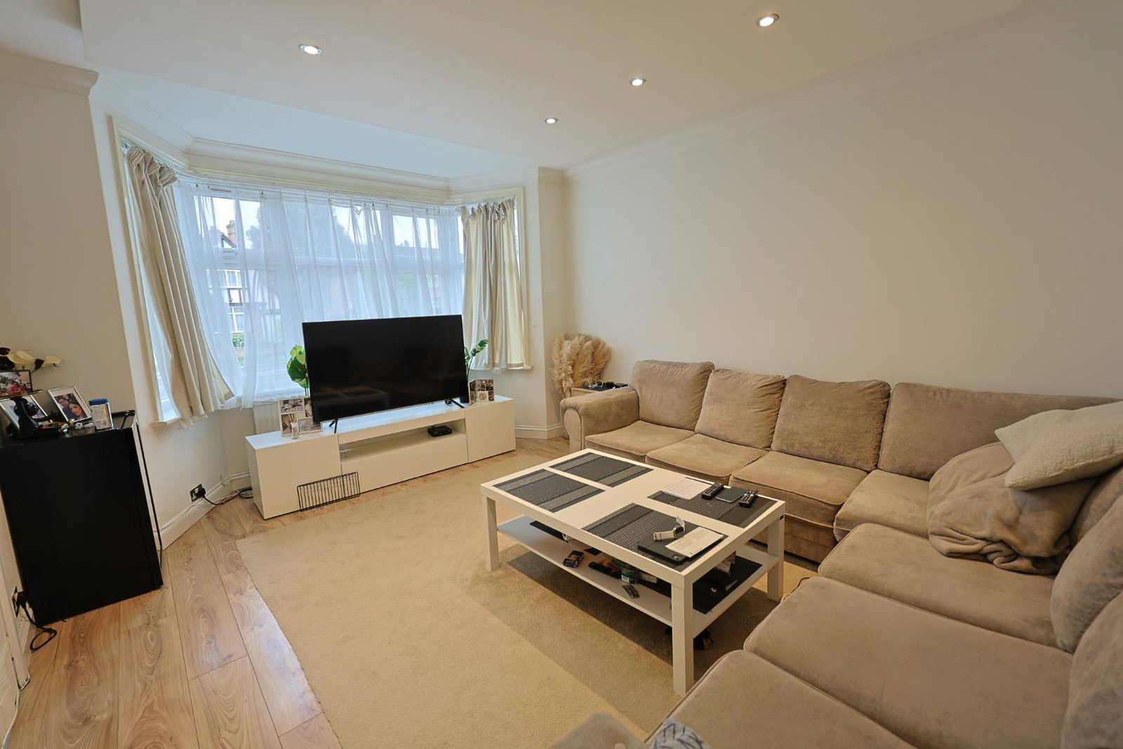 Detached House for sale in Edgware, Kings Drive, Edgware