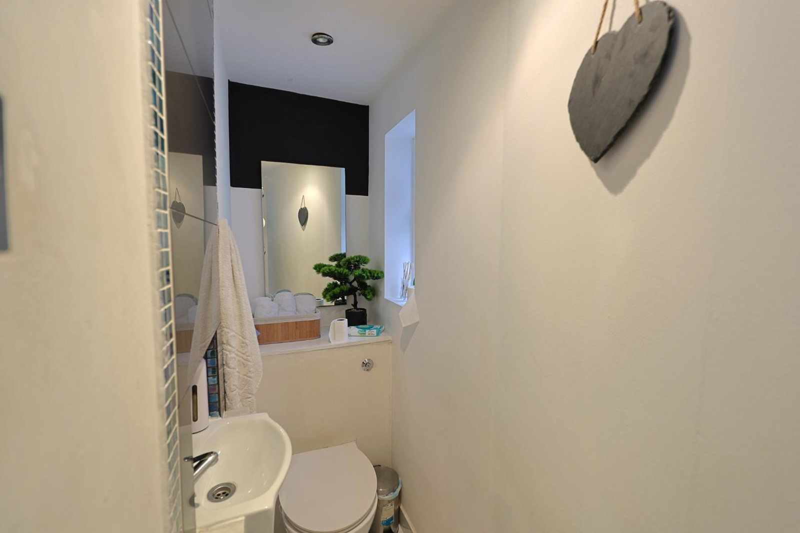 Detached House for sale in Edgware, Kings Drive, Edgware