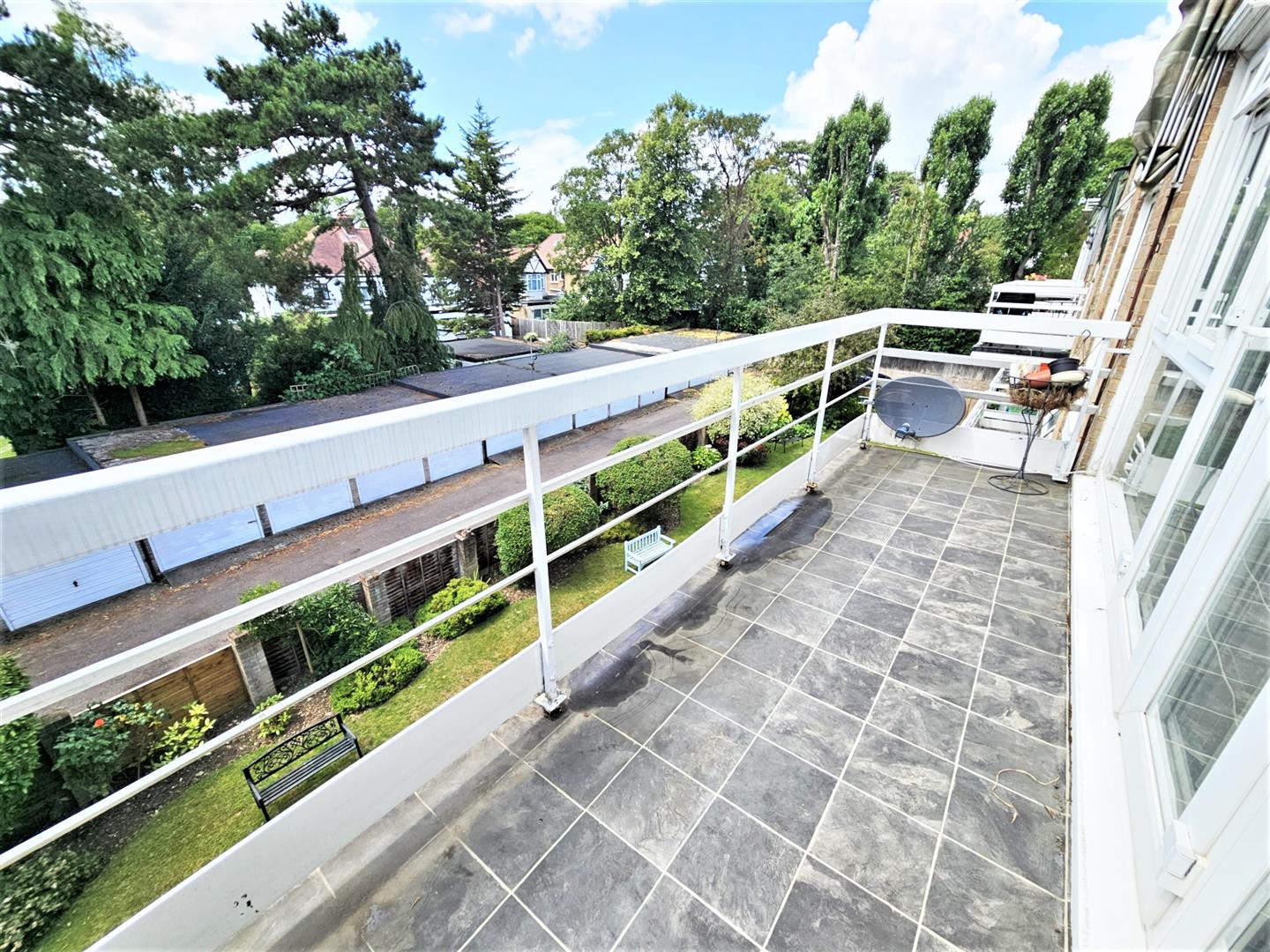 Flat for sale in Edgware, Stonegrove, Edgware