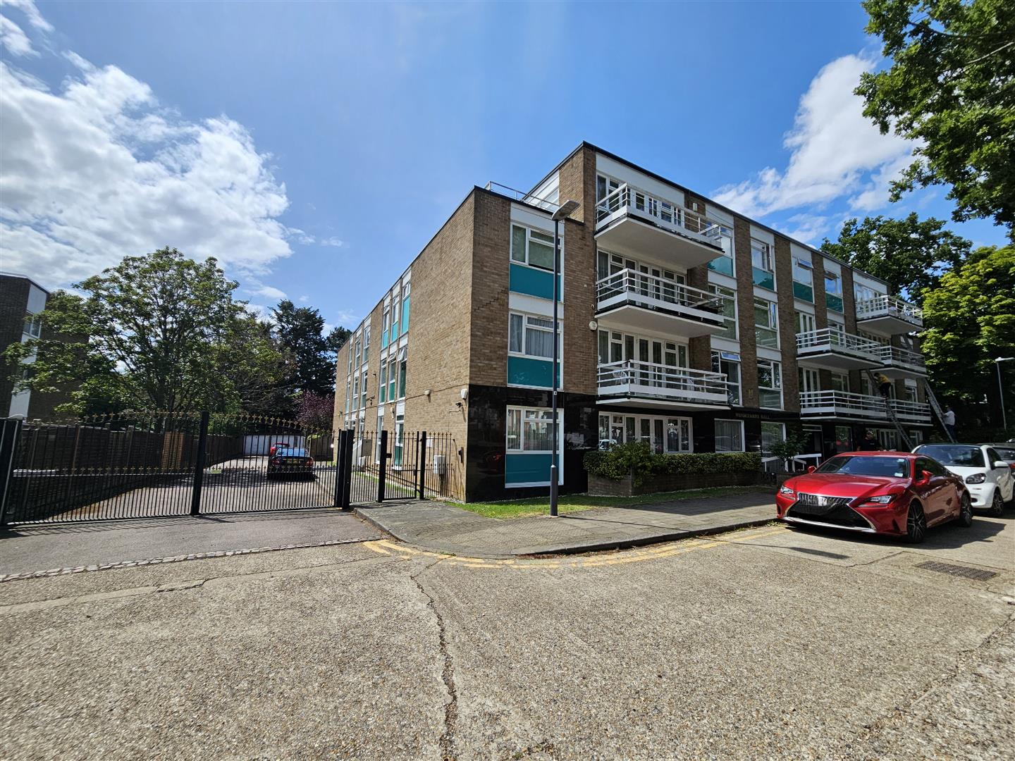 Flat for sale in Edgware, Stonegrove, Edgware