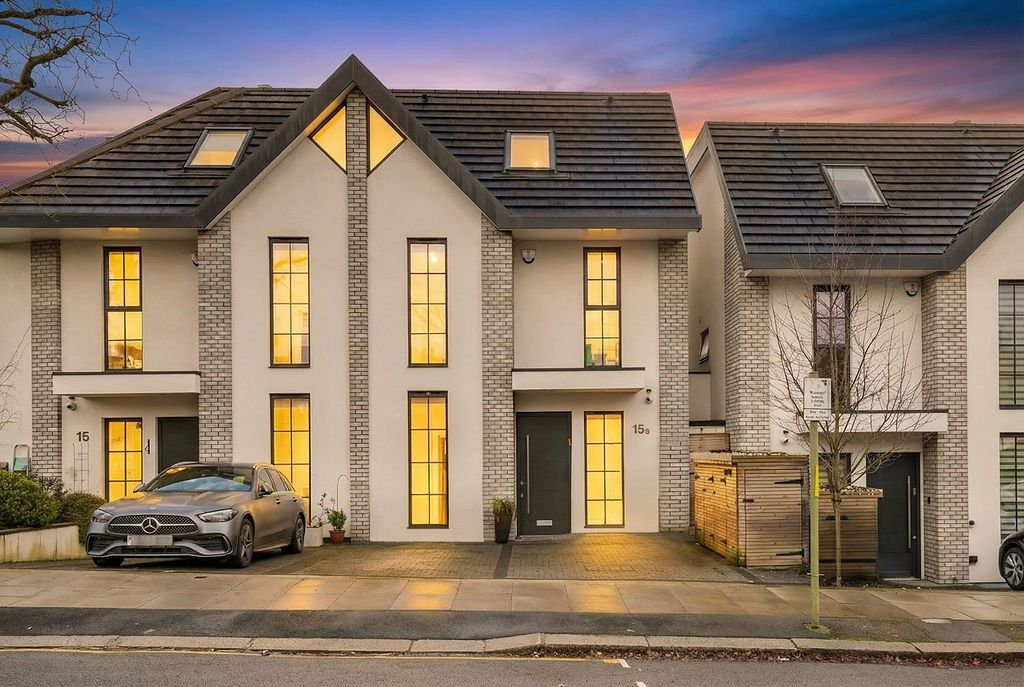 Semi Detached House in London