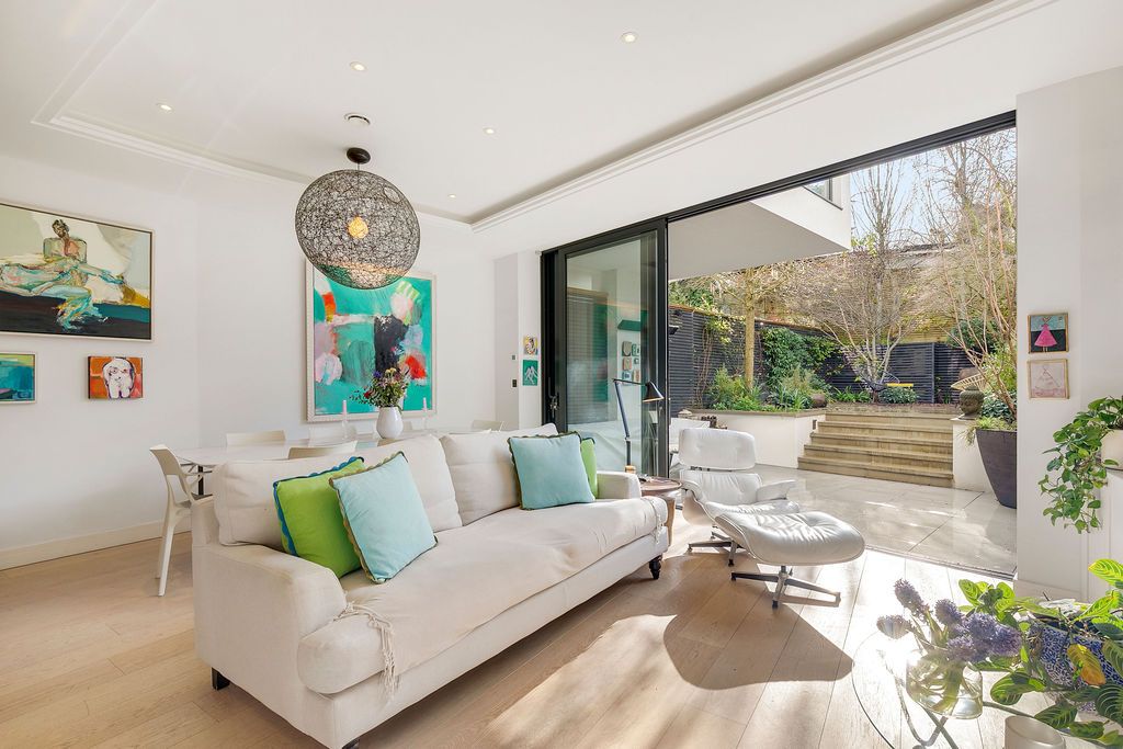 Semi Detached House in London