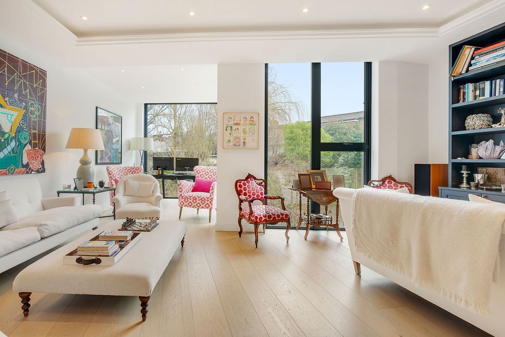 Semi Detached House in London
